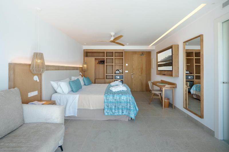 Superior Double or Twin Room with Balcony and Sea View image 4