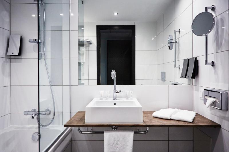 Standard Twin Room image 3