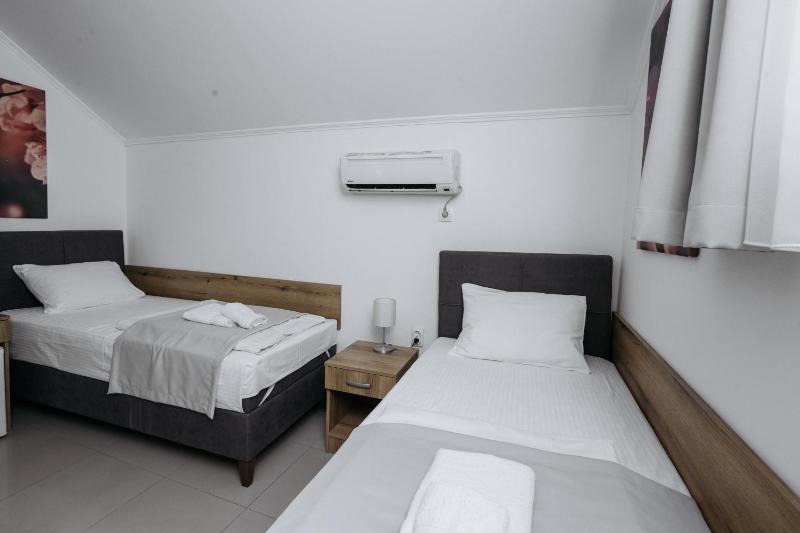 Twin Room image 1