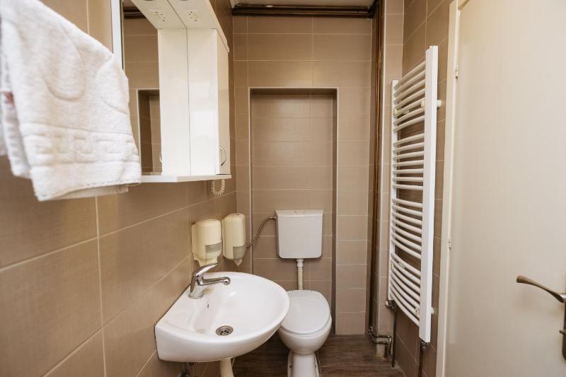 Standard Quadruple Room image 4