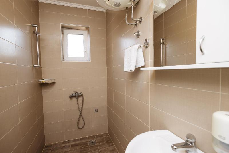 Standard Quadruple Room image 2