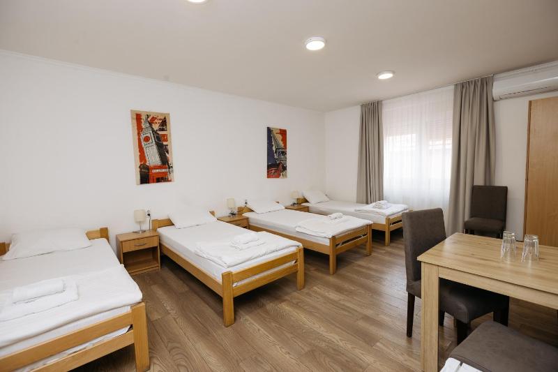 Standard Quadruple Room image 1