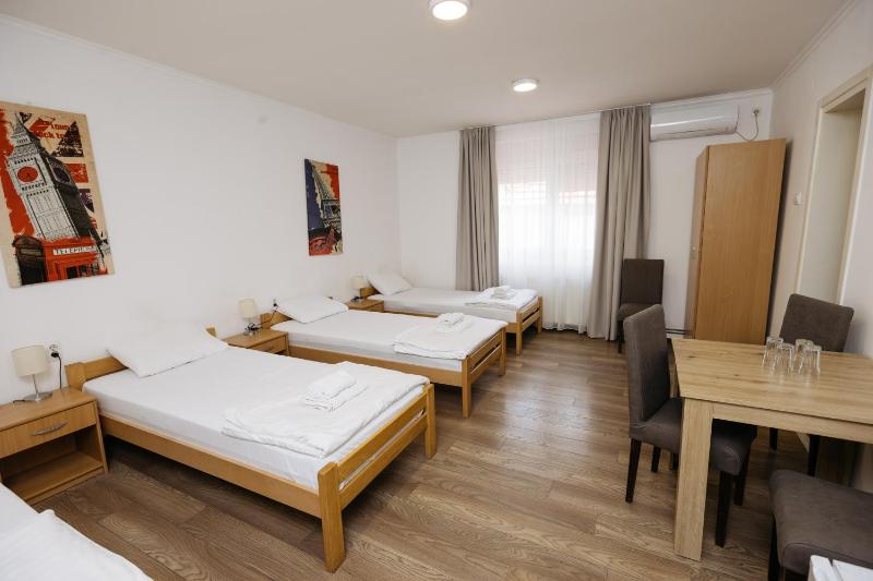 Standard Quadruple Room image 3