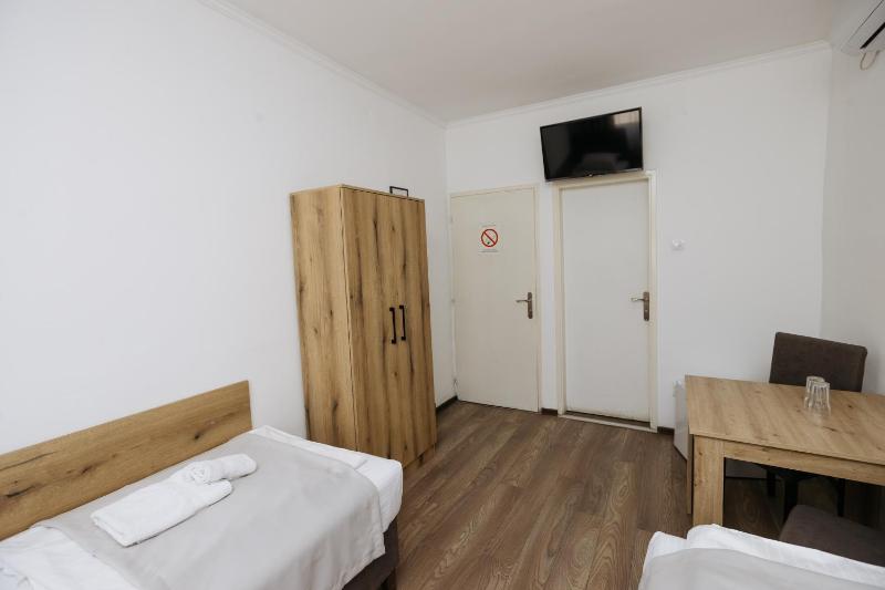 Twin Room image 3