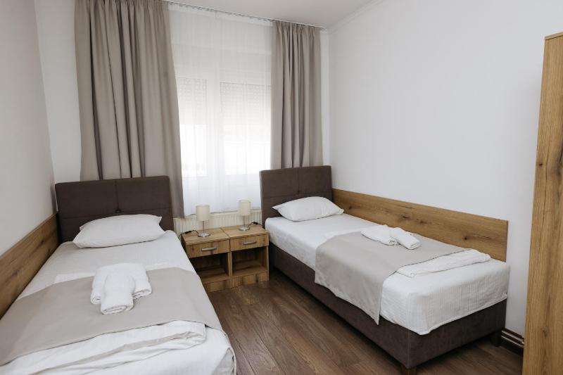 Twin Room image 4