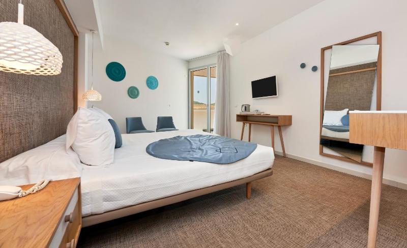 Double or Twin Room with Partial Sea View image 3