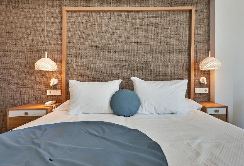 Double or Twin Room with Partial Sea View image 4