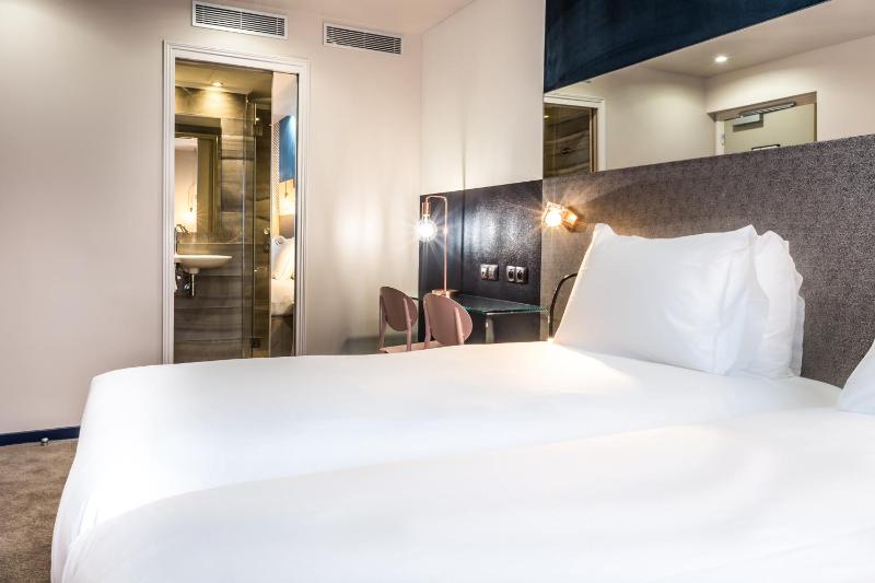 Twin Room image 2