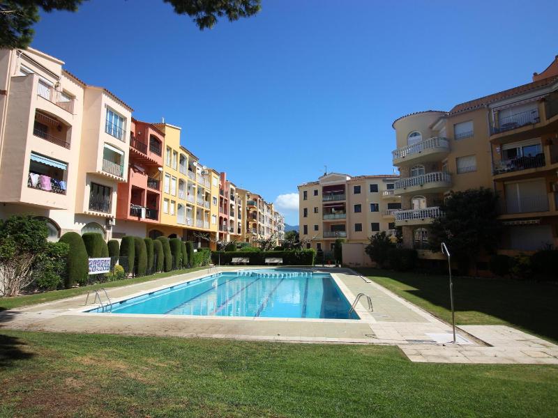Apartamento céntrico con terraza y acceso cercano a la playa bares y mercado en Empuriabrava - ES-228-181 - image 9