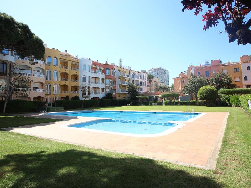 Apartamento céntrico con terraza y acceso cercano a la playa bares y mercado en Empuriabrava - ES-228-181 - image 14