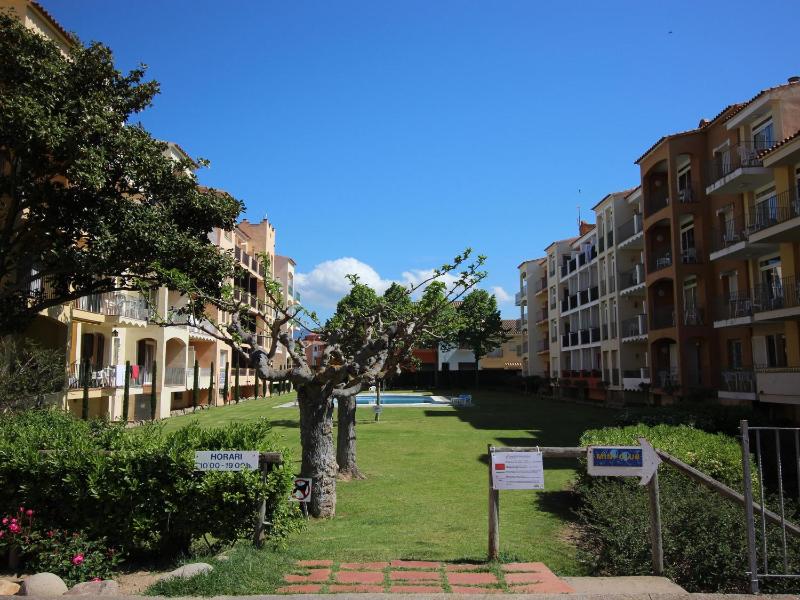 Apartamento céntrico con terraza y acceso cercano a la playa bares y mercado en Empuriabrava - ES-228-181 - image 10
