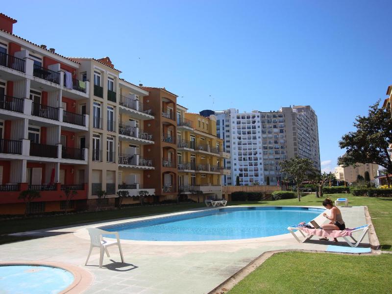 Apartamento céntrico con terraza y acceso cercano a la playa bares y mercado en Empuriabrava - ES-228-181 - image 7