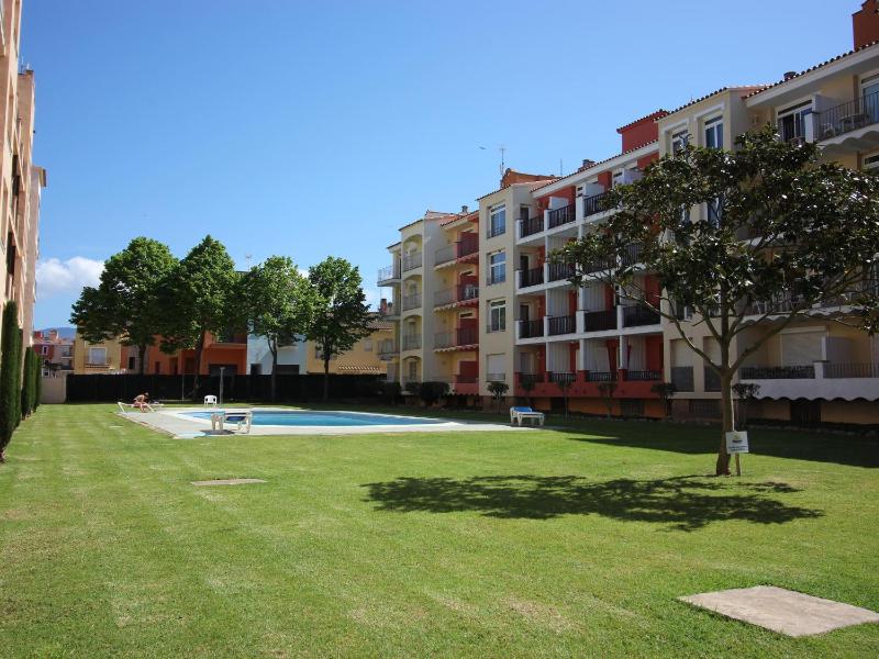 Apartamento céntrico con terraza y acceso cercano a la playa bares y mercado en Empuriabrava - ES-228-181 - image 8