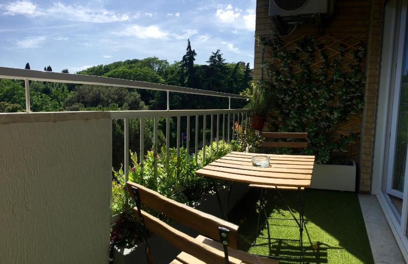 Deluxe Double Room with Balcony image 3
