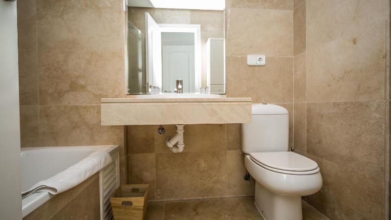 Duquesa Suites 303 - image 17