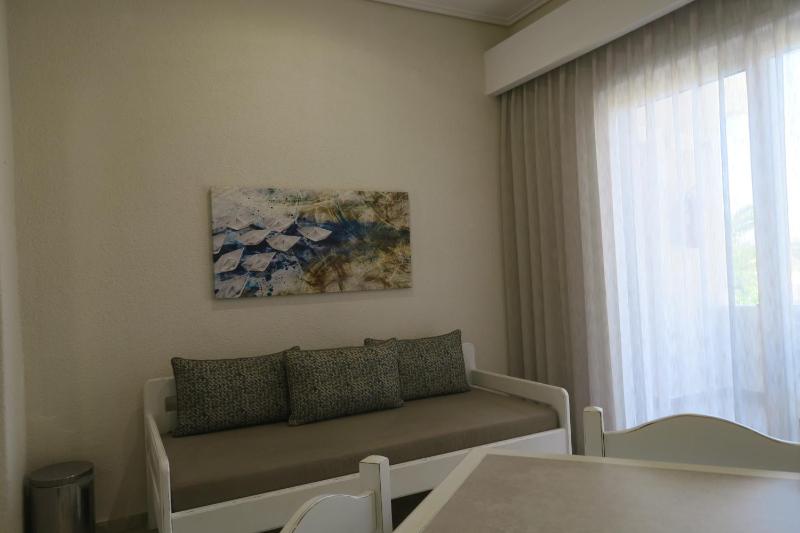 Economy Triple Room image 4