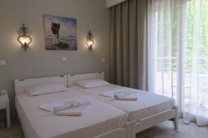 Economy Triple Room image 2
