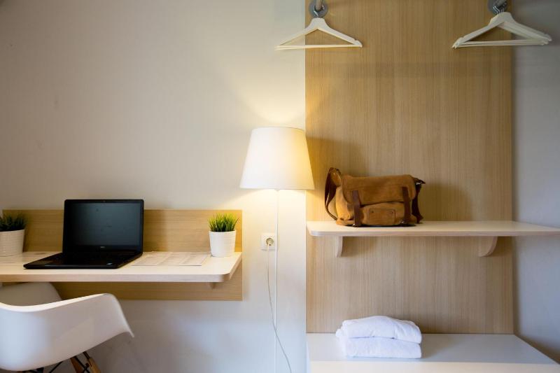 Twin Room image 4