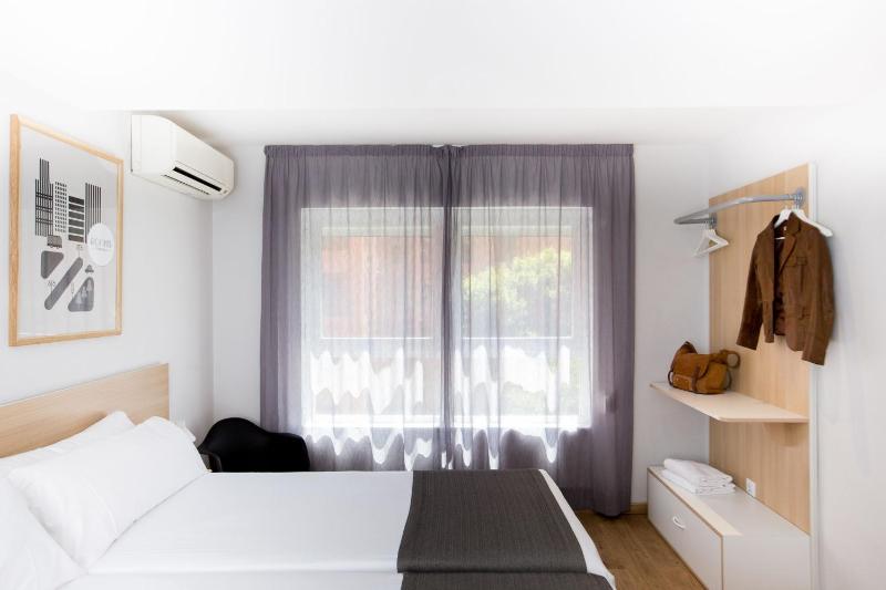 Triple Room with Balcony image 4