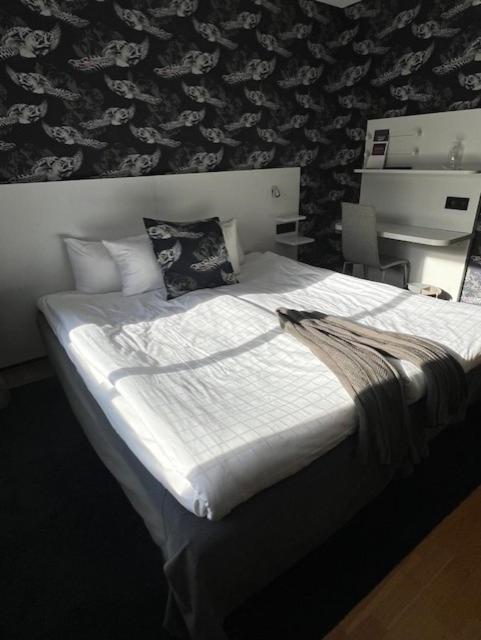 Standard Twin Room image 4