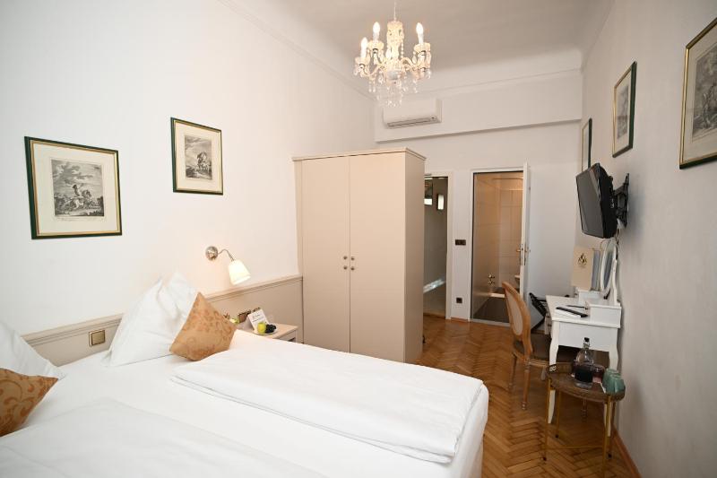 Comfort Double Room image 3