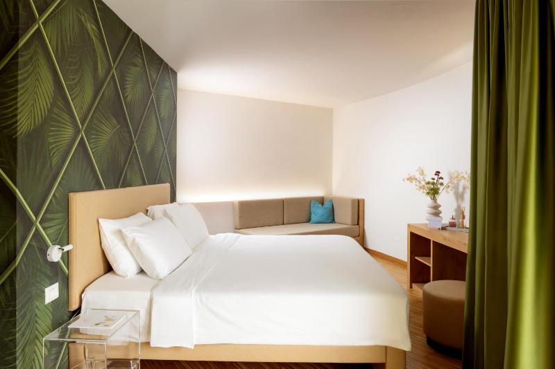Junior Suite with Park View image 4
