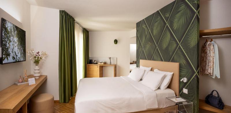 Junior Suite with Park View image 3