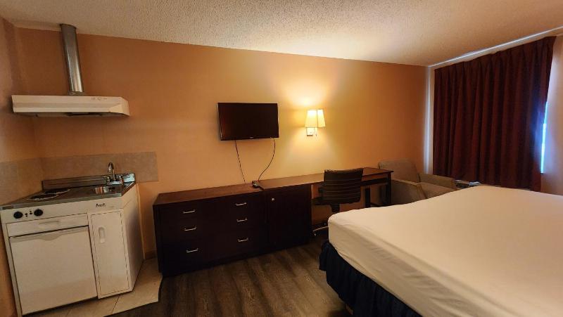 1 Suite King Bed Non-Smoking Jacuzzi Tub image 3