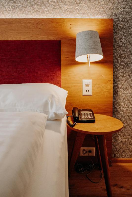 Deluxe Twin Room with Balcony and Mountain View image 2