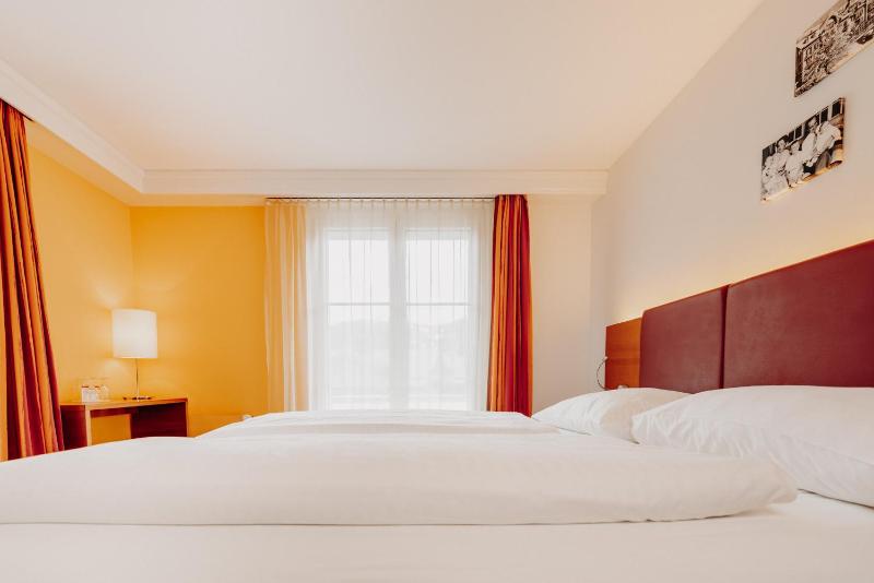 Standard Twin Room Garden View image 1