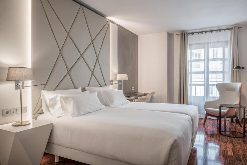 Premium Twin Room image 1