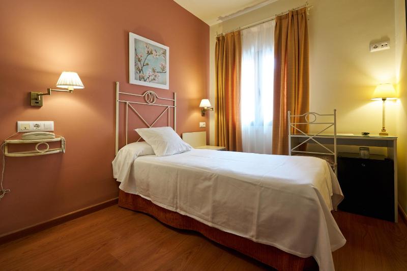 Single Room image 3