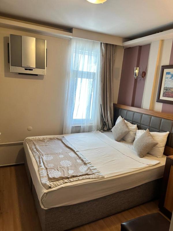 Small Double Room image 4