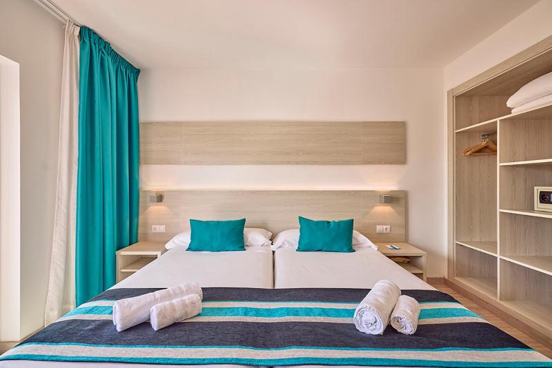 Comfort Twin Room with Balcony image 4