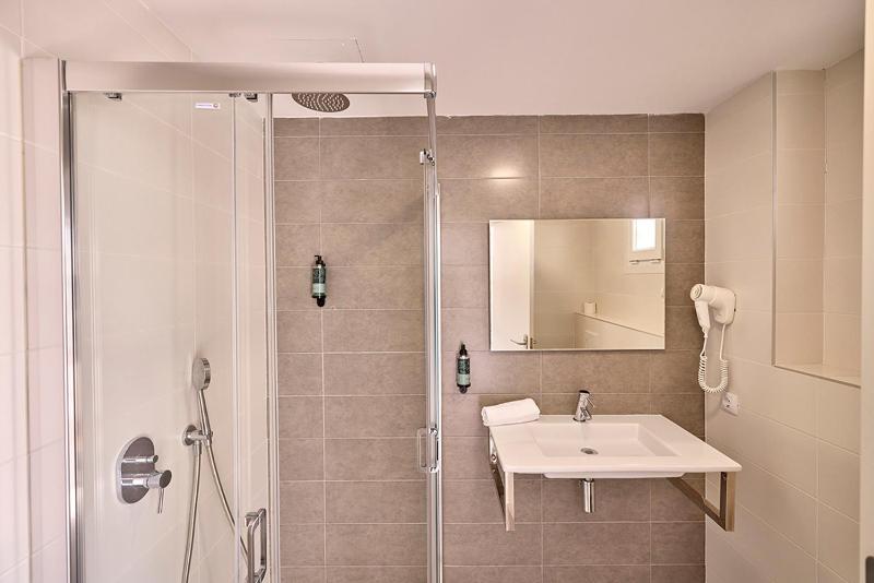 Comfort Twin Room with Balcony image 3