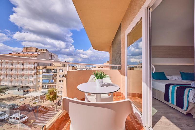 Comfort Twin Room with Balcony image 2