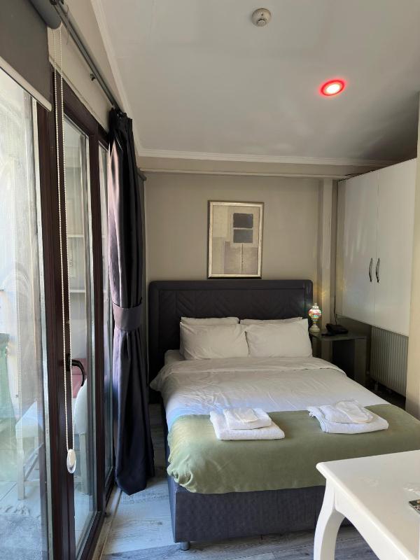 Queen Room with Balcony image 2