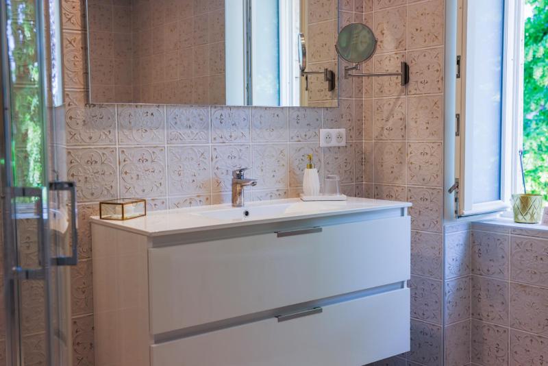 Deluxe Double Room with Bath image 4
