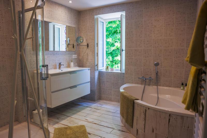 Deluxe Double Room with Bath image 3
