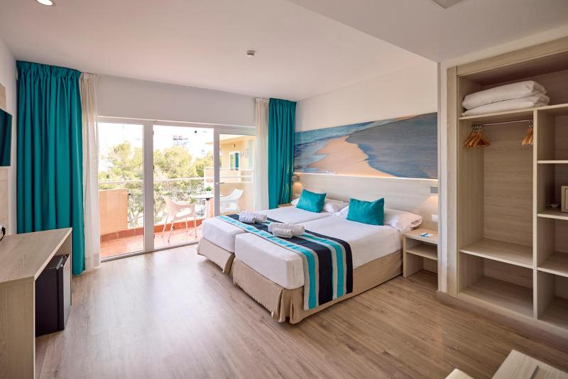 Premium Twin Room with Side Sea View and Balcony image 1