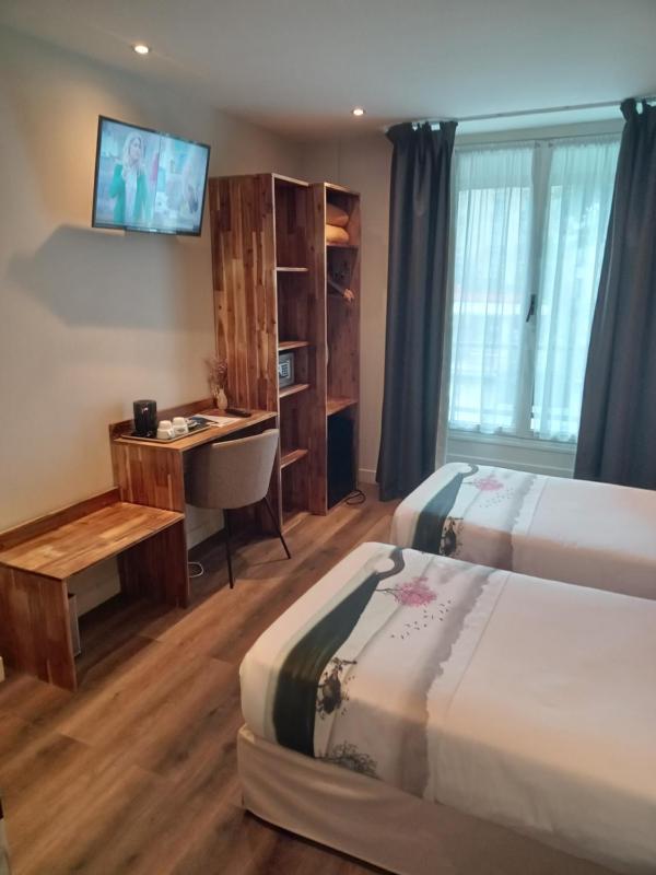 Twin Room image 4