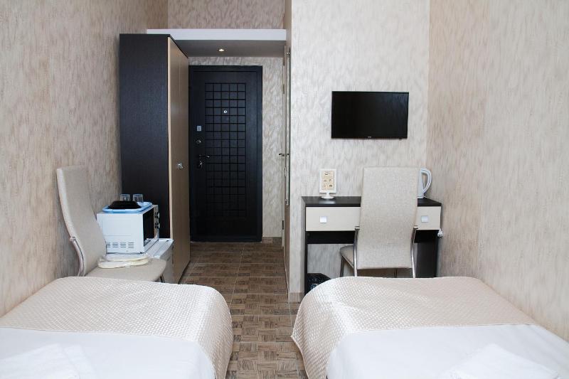 Twin Room with Private Bathroom image 3