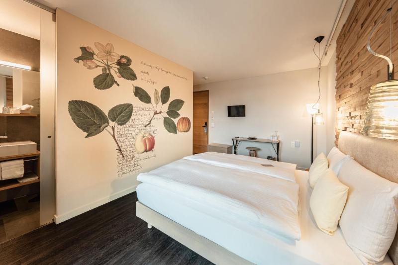 Classic Double Room image 3