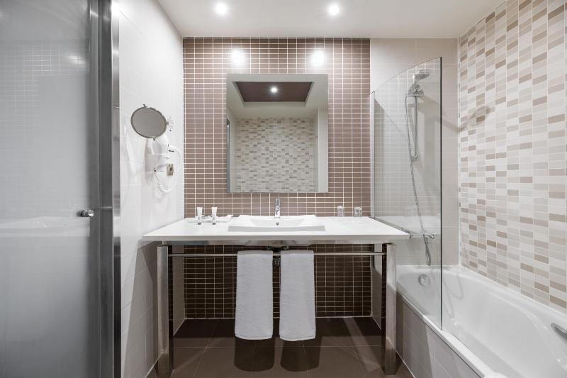 Double Room (2 Adults + 1 Child ) image 4