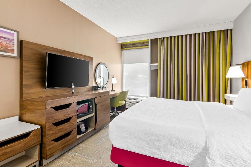 King Room with King Bed - Non-Smoking image 3