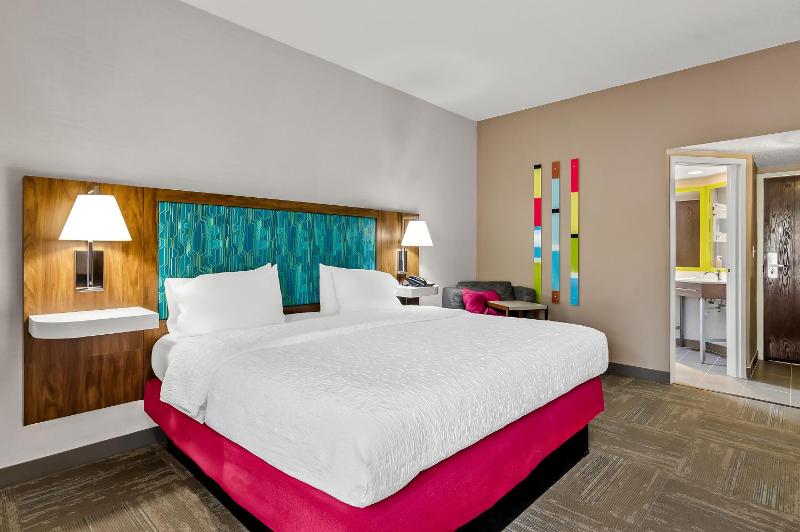 King Room with King Bed - Non-Smoking image 2
