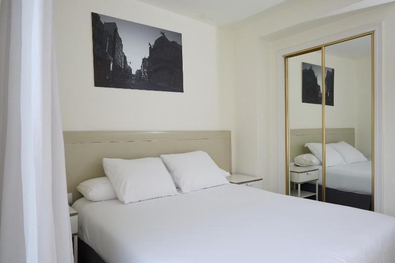 Double Room image 3