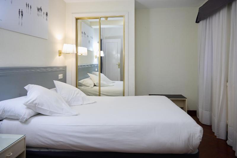 Economy Double Room image 3