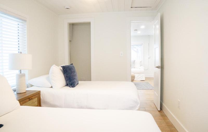 Newly Renovated Gulf View Cottage image 3