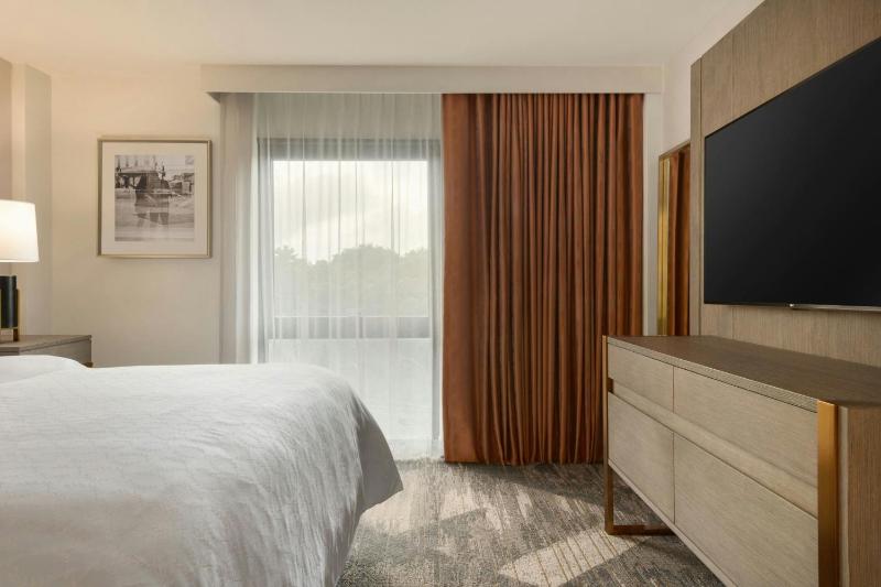 King Room - Mobility and Hearing Accessible with Roll-in Shower image 2